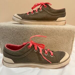 Ladies Teva tennis shoes size 6